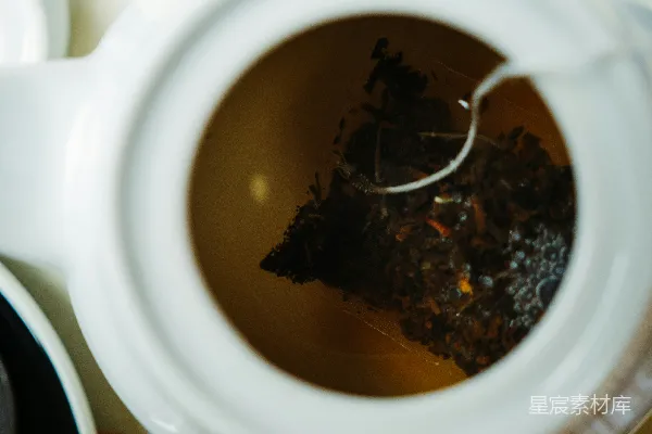 白瓷茶壶中的茶