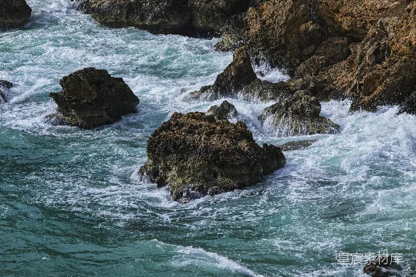 波浪撞击着崎岖的岩石峭壁。