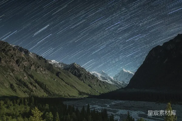 蓝天白云间绿白山峰的白天景色