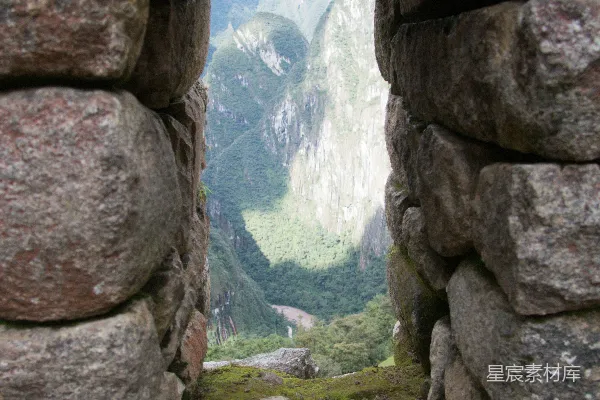 石墙上的窗户，景色是山峦。