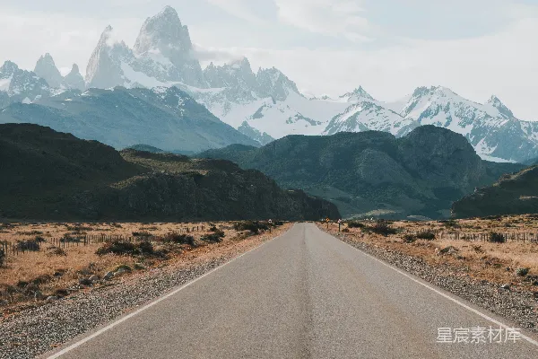 背景是群山的空旷公路