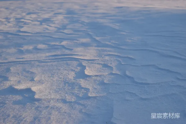 雪影交织阳光之下