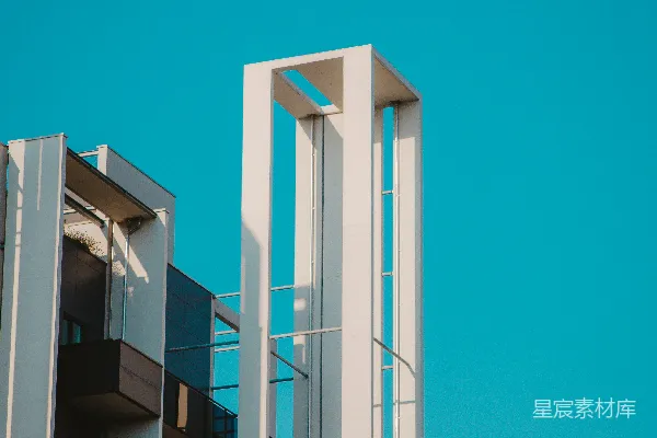 白天的黑白建筑