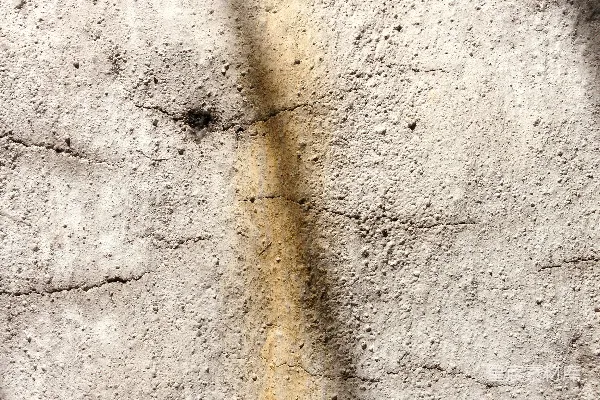 高清摄影 一排红色的消防栓旁边有一堵水泥墙。