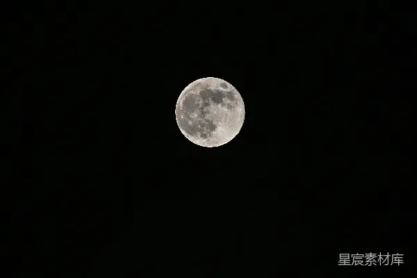 夜空中一轮满月可见