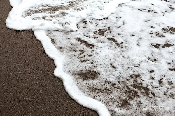 白浪与棕浪交错的海面