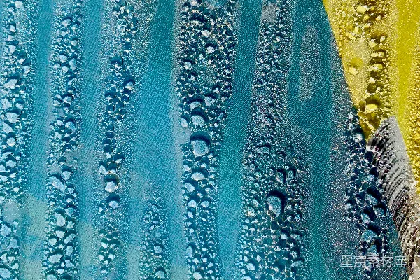 高清摄影 一幅蓝色和黄色相间的画，上面有水滴。
