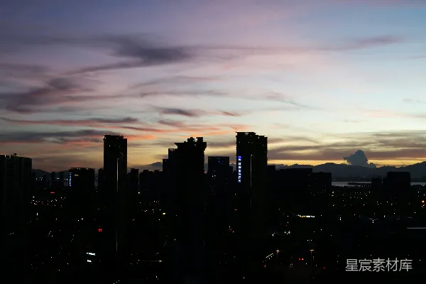 一座建筑顶部夜景的视角