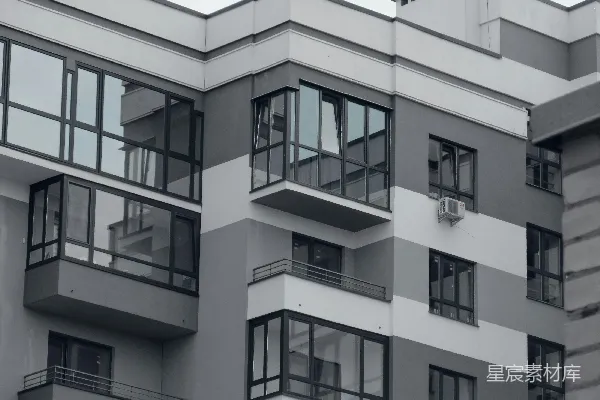 带有阳台的建筑
