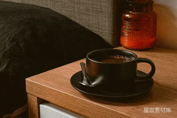 黑色陶瓷马克杯放在棕色木桌面上