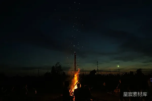 夜晚人们站在篝火旁。