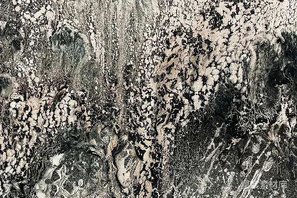 高清摄影 一张黑白照片，展示了一个岩石形成的景象。