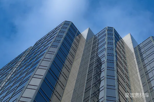 一栋有很多窗户的高大建筑物