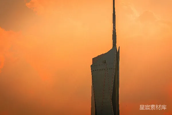 一座高大楼楼坐落在阴云密布的天空下。