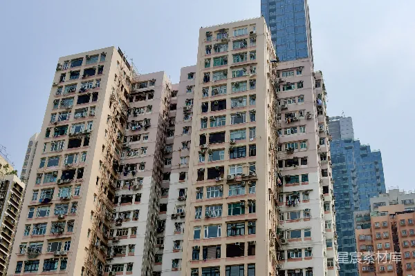 白天白混凝土建筑下的蓝天