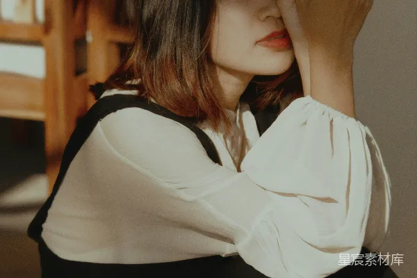 白色长袖衫穿着的女人遮住脸部