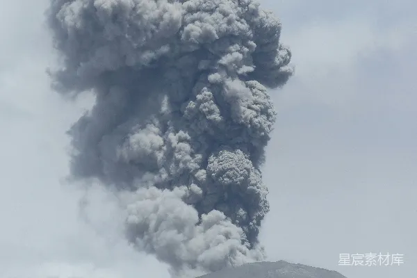 云下的火山在白天