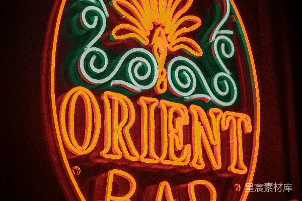 大楼侧面的一块写着“orient bar”字样的霓虹灯招牌