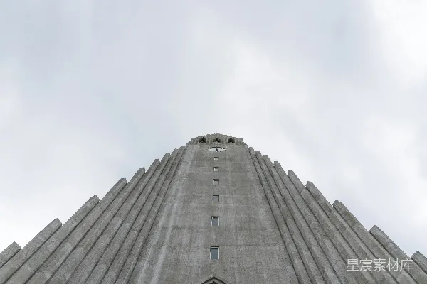 低角度拍摄的灰色混凝土建筑