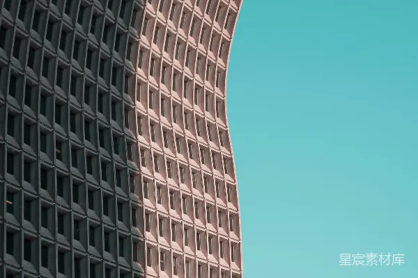 飞机在天空中旁边的一栋高楼上飞行