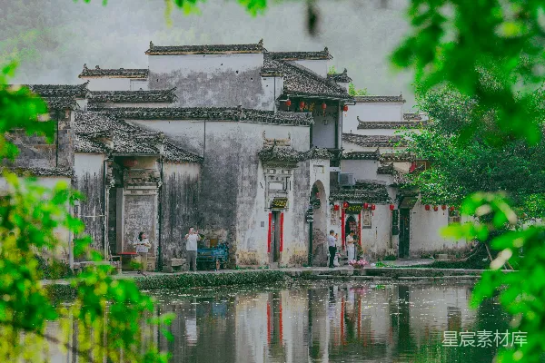 传统的建筑倒映在平静的水面中。