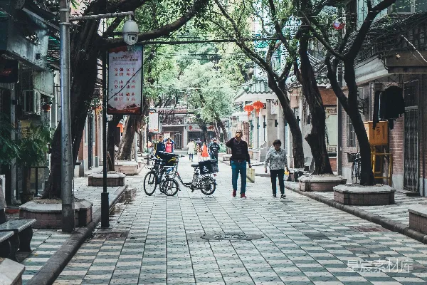 男人站在自行车旁边
