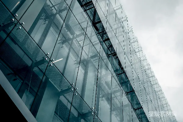 现代玻璃建筑立面在阴云密布的天空下