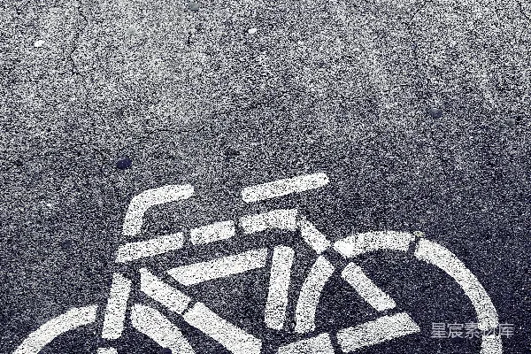 地上一辆自行车
