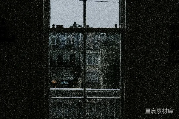 白色木质框架玻璃窗