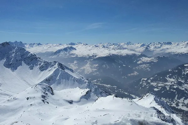 蓝天下的雪山
