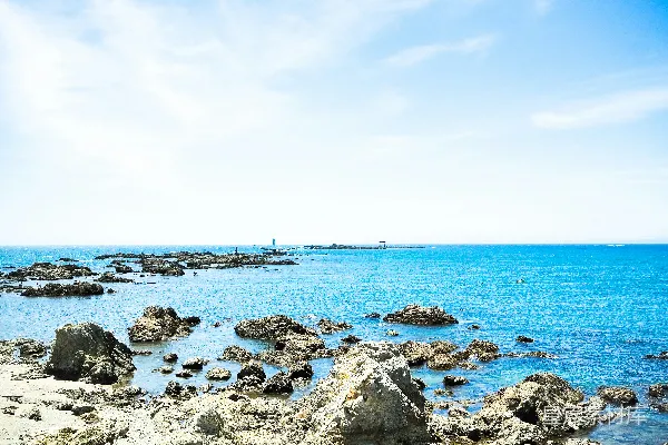 背景中有水面的一处岩石海岸