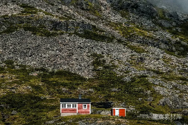 山石嶙峋的山坡上一座小红房。