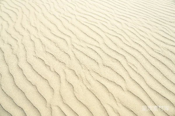 高清摄影 一排白色的沙丘，沙面上有波浪形的线条。