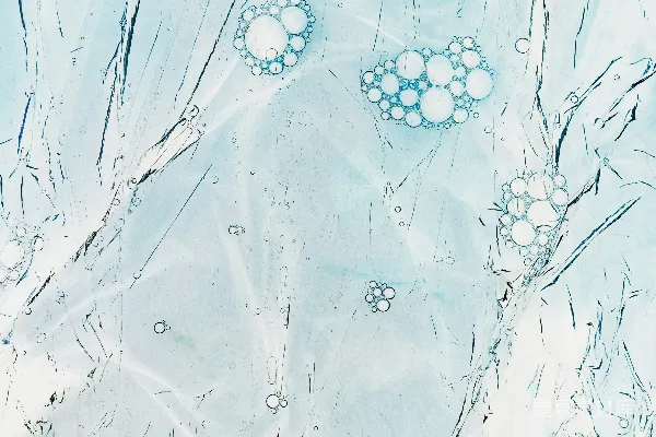 高清摄影 一幅蓝色背景上的水和气泡画。