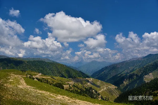 背景中有山的山谷美景