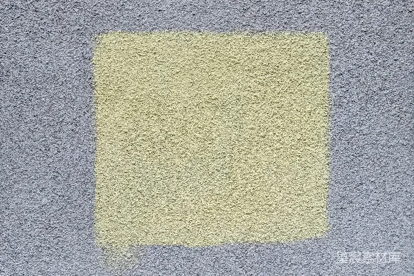 高清摄影 在灰色的墙上画了一个黄色的正方形。