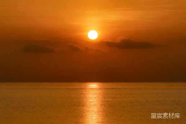 高清摄影 背景中有夕阳的大片水域