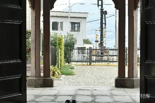 一扇门通向满地石头的建筑