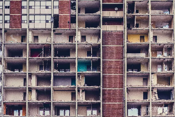 白天的毁坏建筑