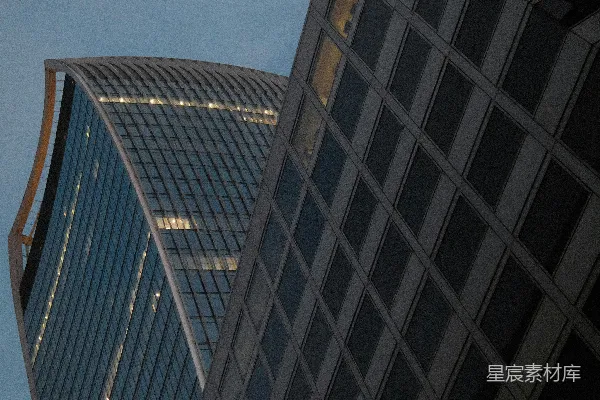 现代摩天大楼在暮色中的 skyline