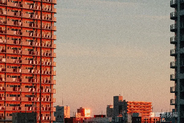 高楼在夕阳的余晖中沐浴。