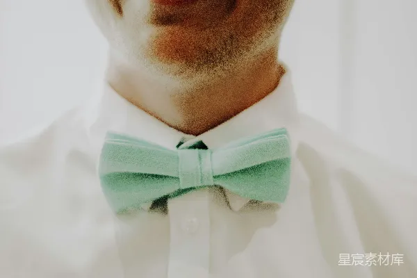 白色衬衣穿着的男人配黑色领带