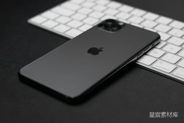 银色iPad放在黑色桌面上