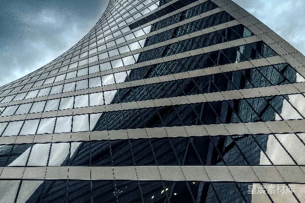 一座有很多窗户的高大建筑物