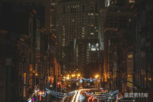 夜晚高楼之间道路上的车辆