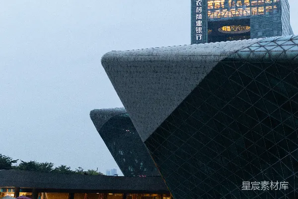 白天近水边的黑白混凝土建筑