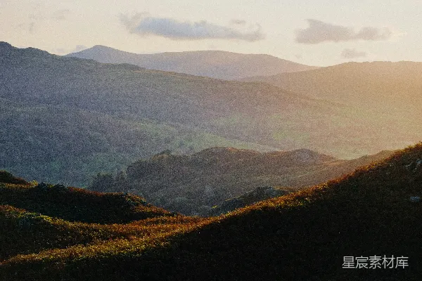 白天绿色的草地和山峦
