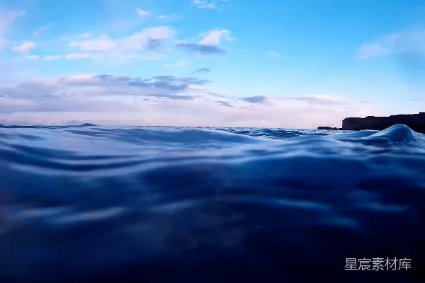 有岩石的水域
