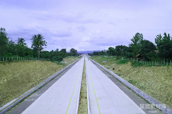 一条延伸至远方的道路背景是蓝天。