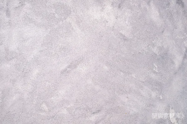 高清摄影 一个人在雪覆盖的斜坡上滑雪板滑行